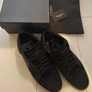 Saint Laurent  - Säljer mina ysl skor som jag inte använder längre | skick 9/10 har använt dom några gånger | perfekta skor nu inför sommaren | allt og kommer med 