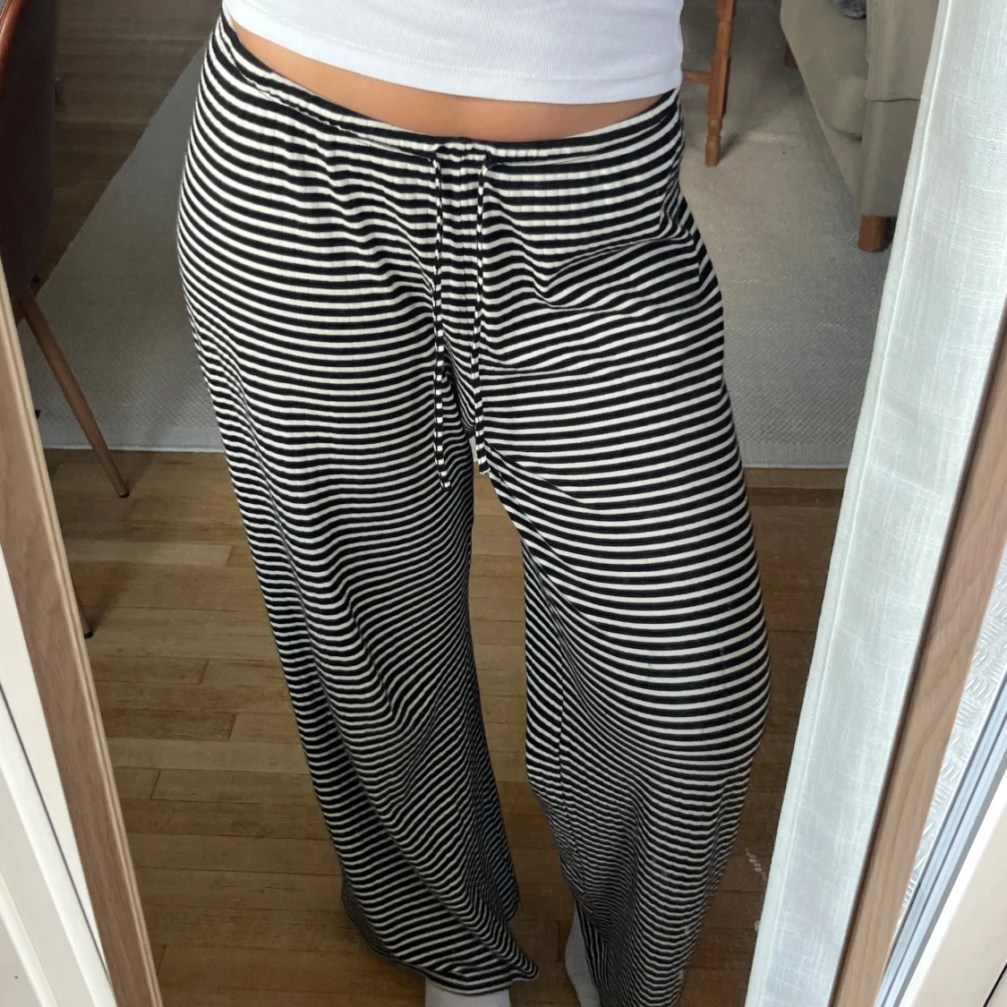 Svartvita randiga mjukisbyxor - 1