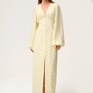 Adoore Positano gul - Säljer en helt ny ljusgul långklänning med små blommor på från Adoore. Inhandlad för en dryg Månad sen i Adoore butiken i Göteborg, aldrig kommit till användning då den är för lång för mig. Alla lappar sitter kvar. Kan skicka bild vid intresse. Jag anser att den är liten i storleken, jag är 158cm lång och brukar vanligtvis ha 36/38 i kläder. Perfekt för sommarens alla tillfällen! 