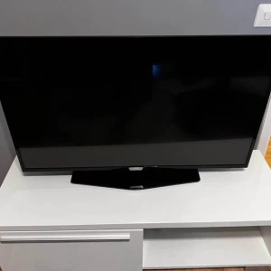Philips 43-tums Smart TV med fjärrkontroll - Säljer en svart Philips 43-tums Smart TV, modell 43PUT6162/12. TV:n har tunn ram, står på en svart fot och levereras med original fjärrkontroll 