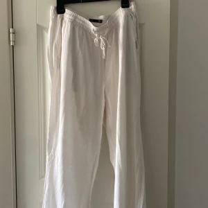 Vita linnebyxor  - Säljer ett par vita linnebyxor i storlek M. Perfekta för varma dagar och enkla att matcha med olika toppar. Lätta och luftiga, passar både till stranden och stan. Oanvända.