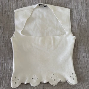 Vit ärmlös topp  - Vit ärmlös topp från Zara som är använd en gång! Säljes pågrund av att den är för liten. Super fint skick!