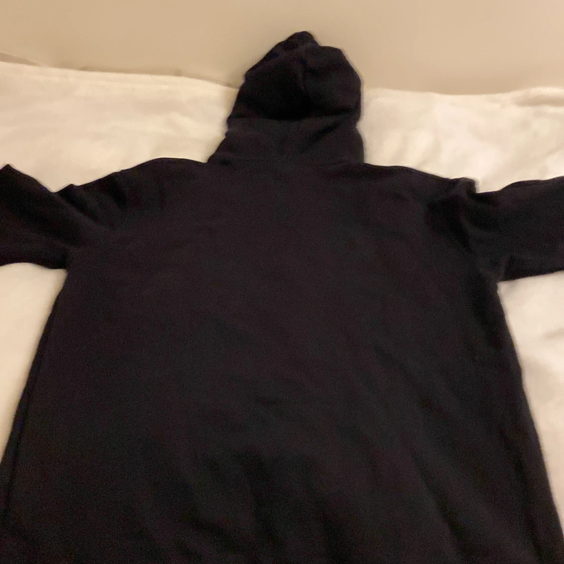 Svart hoodie från Axel Arigato med yin-yang brodyr - 1