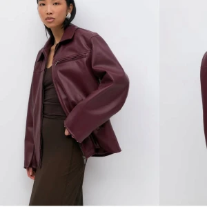 Vinröd oversized skinnjacka - Säljer denna slutsålda jacka från ginatricot som aldrig är använd med lappen  kvar, hann inte returnera. Nypris 900kr 