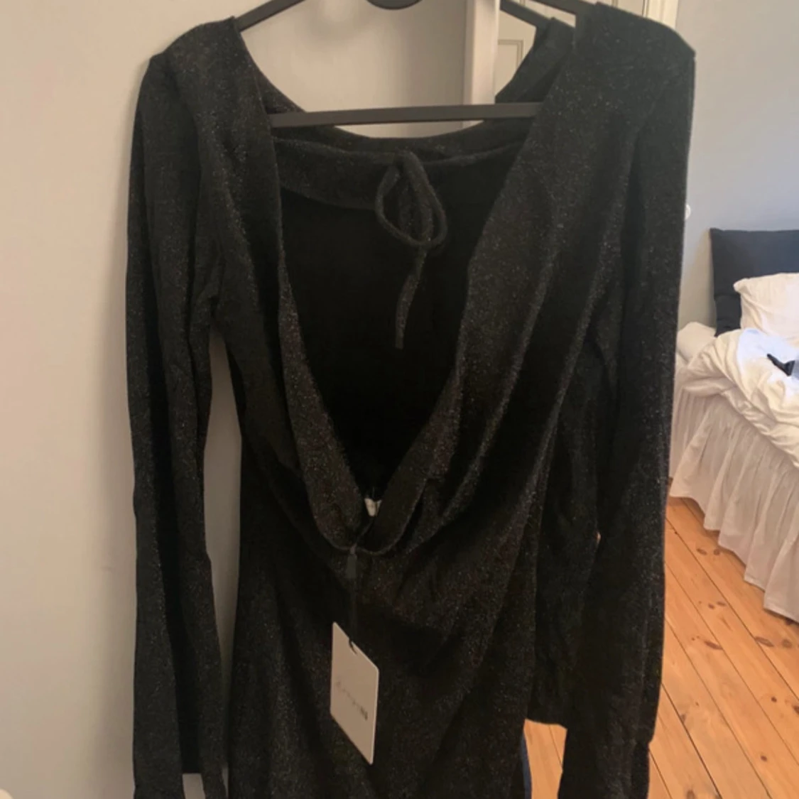 Svart glittrig klänning med öppen rygg och snörning - 2