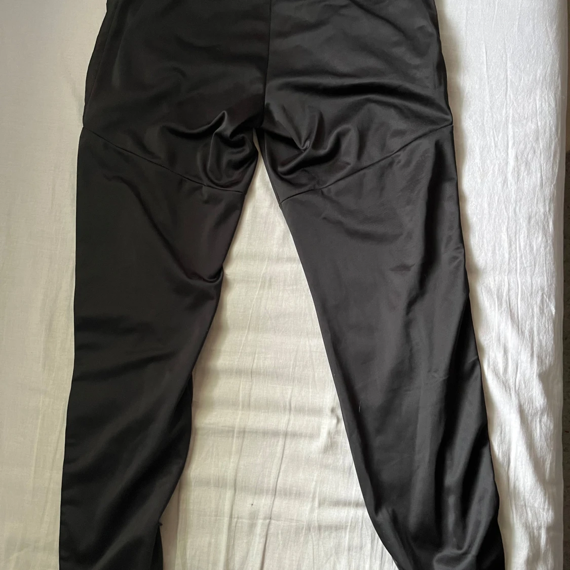 Svarta träningsbyxor från Guess