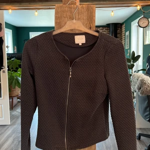 Svart quiltad jacka från Vila - Säljer en svart quiltad jacka från Vila i storlek XS. Jackan har rund halsringning, dragkedja framtill och lång ärm. Enkel och stilren modell som passar perfekt till många olika outfits.