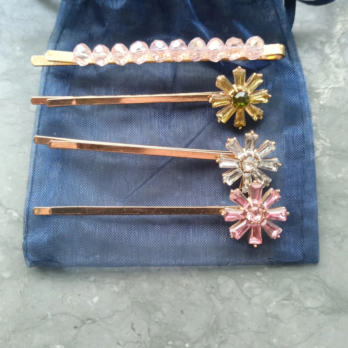 Hårspännen med pärlor och blommor🌸 - 1