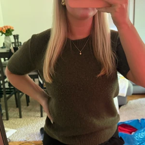 Stickad tröja - Säljer denna från Lene sand - Sand Copenhagen. Börjat noppra sig lite men annars jätte fin. Denna modell på stickat är inte riktigt min stil därav sälj💕 pris kan diskuteras