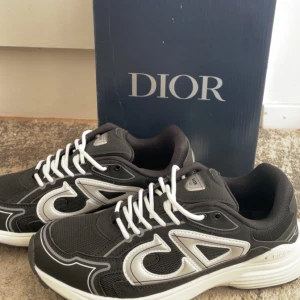 Dior B30 - Säljer ett mycket fint och unikt par av Dior B30 i helt nytt skick och storlek 44, skorna kommer med allt tillbehör och helt oanvänd i deras orginal box 