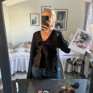 Svart blus med rosett från Gina Tricot - Snygg svart blus från Gina Tricot. Blusen har långa ärmar och v-ringad halsringning. Använd fåtal gånger, inga defekter!💕