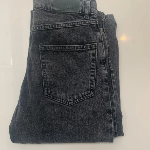 Grunt Jeans slim fit - Ett par mörkgråa Grunt jeans i storlek W27. Jag har endast använt dem fåtal gånger. Köpta från Zalando. Priset är inte hugget i sten så kontakta gärna.