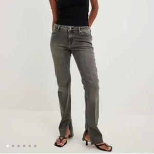 Grå jeans från NA-KD - Säljer ett par gråa jeans från nakd, lågmidjade 