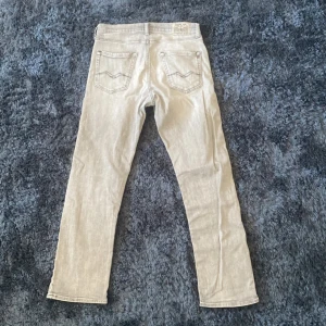 Grå replay jeans - Säljer ett par grå Replay jeans med rak passform i modellen Thad i storlek 14 år som motsvarar 27/30 - 28/30. (Pris går att diskutera)