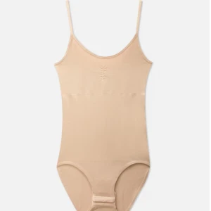 Beige bodysuit med smala axelband från primark - Säljer en beige bodysuit från Primark med smala axelband och rundad halsringning. Bodysuiten är i mjukt material och har en enkel, stilren design som passar till många olika outfits. I storlek S!