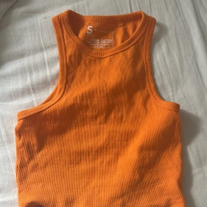 Top med härlig somrig färg - En härlig orange top. Använt 2 gånger och är helt ny tvättad. Säljer pågrund av att jag inte använder längre. Den är lite store i armhålorna. Ps frakt är räknat med i priset💗