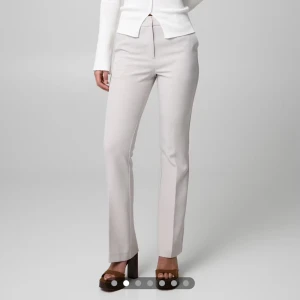 Ljusbeige kostymbyxor - Säljer mina fina ljusbeige kostymbyxor från bikbok. Detta är modell Vilma, som har en tajtare passfor vid låren och sedan lite bootcut liknade i benen. Använda 2 gånger, säljer pågrund av att den är förstora på mig i midjan. (Jag la in bilder på den svarta i samma modell då bilderna är bättre) Nypris : 499