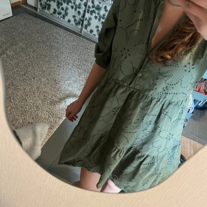Grön klänning Zara - Säljer denna gröna klänningen från Zara med broderat blommönster och v-ringning. Den är i storlek s men passar även xs-m💕och i mycket bra skick☺️