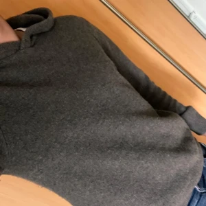 Merinoull Hoodie - Hej! Jag säljer en merinoulls-hoodie i en brungrå nyans, men den drar mer åt grått. Storleken som anges är XS, men jag är 176 cm lång och väger 64 kg, och jag tycker att den passar bra för storlek S och eventuellt även M. Pris: 699 kr redan prutat och klart.