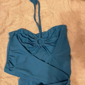 Blå halternecktopp  - Blå halterneck topp perfekt till sommaren eller fest. Använd 1 gång och normal i storlek