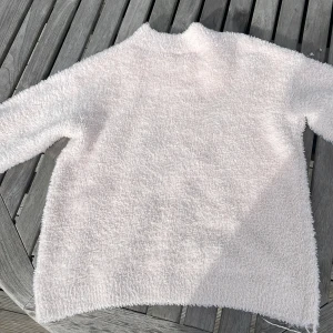 Ljus rosa fluffig tröja från H&M - Supermjuk och fluffig ljus rosa tröja från H&M i storlek 146/152. Perfekt för kyliga dagar, med lång ärm och mysig känsla. Passar dig som gillar en fin och gosig stil.