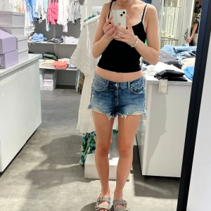 Jeans shorts  - Jättesnygga jeansshorts form gina!! Sitter low waist ❣️🥹