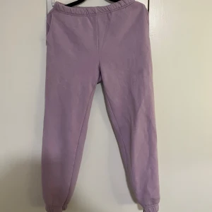 Low waist mjukisbyxor - Säljer ett par mjukisbyxor från Gina Tricot. På mig som är 165cm lång sitter de ganska low waist utan att bli pösig. Säljer dessa då jag inte använder de, dock är byxorna sååå mjuka och sköna! Inga defekter men har använt de många gånger vilket gör att insidan inte är lika mjuk som vid köpet. 