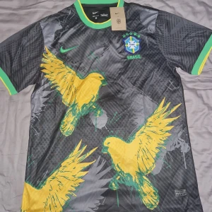Brasilien Fågel Special Nike Fotbollströja  - Helt oanvänd! Mycket bra kvalitet! Normal i storleken Köp fler produkter för billigare totalpris! Skriv vid intresse!