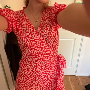 Sommar klänning - Super söt sommarklänning perfekt inför sommaren använd endast ett fåtal gånger.🩷 inga större defekter, säljer då den inte kommer till användning!🩷🩷