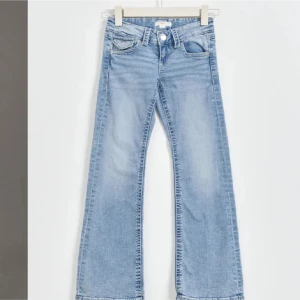 Ljusblå bootcut jeans - Säljer ett par ljusblå jeans med bootcut passform och klassiska fem fickor de är väldigt låg midja och jättefina men de var tyvärr lite för stora för mig och har bara inte hunnit lämna tillbaka så de är endast testade så gott som nya🥰🥰 nypris är 370kr men mitt pris kan diskuteras vid snabb affär 🤗
