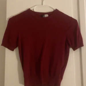 Vinröd magtröja - Använt en gång, storleken är XXS men funkar även för de som har XS eller S. Skriv om ni vill ha fler bilder eller om ni har några frågor