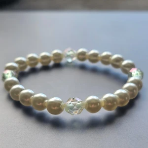 Pärlarmband med glittriga detaljer - Snyggt armband med vita pärlor och fyra större glittriga, facetterade pärlor som ger extra lyster. Perfekt accessoar för att lyfta en outfit!! ✨️🤍