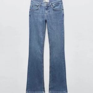 Blå bootcut jeans från Zara - Snygga blå jeans från Zara med klassisk bootcut-passform. Knappt använda och har inge defekter. 
