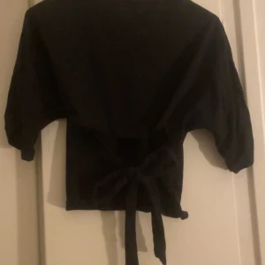 Open back tie tee  - Använt fåtal gånger, skriv om mer bilder