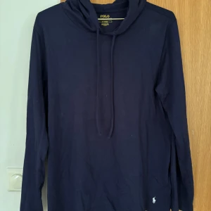 Hoodie från Ralph Lauren - Säljer en mörkblå POLO Ralph Lauren hoodie/luvtröja. Storlek: M. Hör av dig vid fråga!