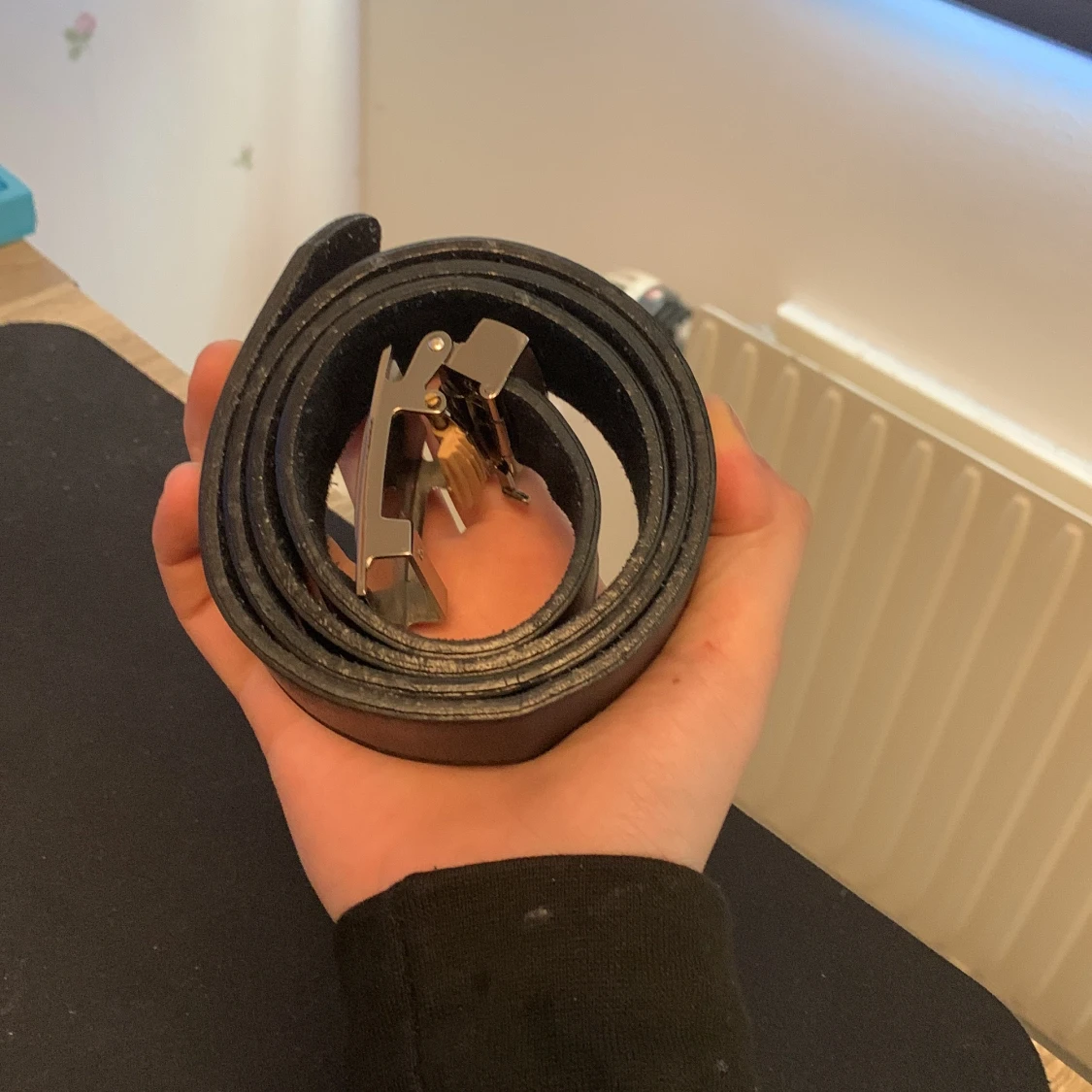 Svart skärp från Levi's med metallspänne