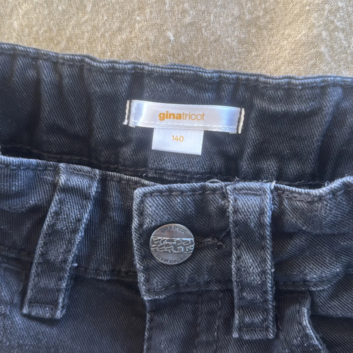 Svarta bootcut jeans från Gina Tricot - 2