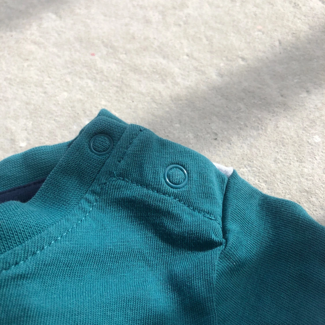 Randig långärmad tröja med knappar på axeln - 4