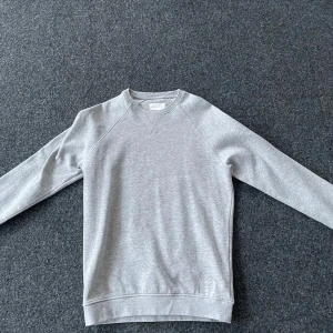 Grå tröja från Pier One - Säljer en stilren grå tröja från Pier One.  Använd fåtal gånger