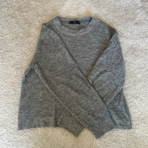 Tunn stickad tröja - Tunn stickad tröja från Mango i strl S💕Använd men i gott skick💕Är lite kortare i modellen (Säljer för högst 50 kr då jag vill bli av med allt)