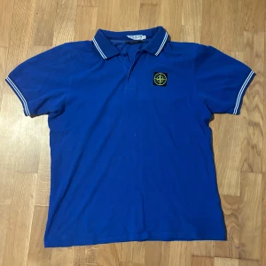 Stone Island Piké  - En riktigt snygg vintage piké från Stone Island. Några små defekter vilket såklart påverkar priset.