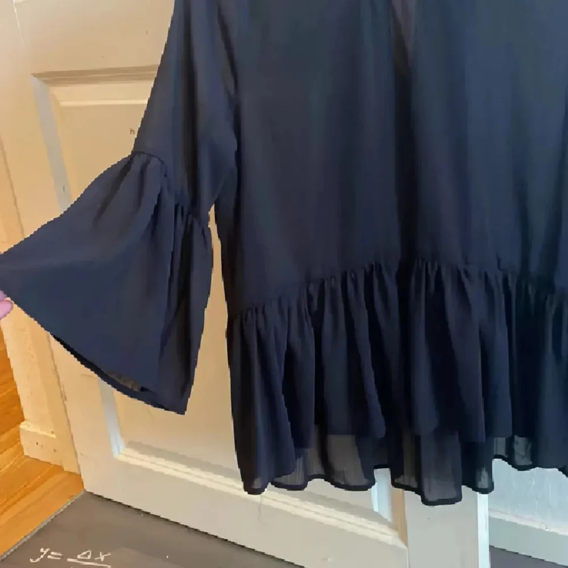 Svart volangblus  - 3