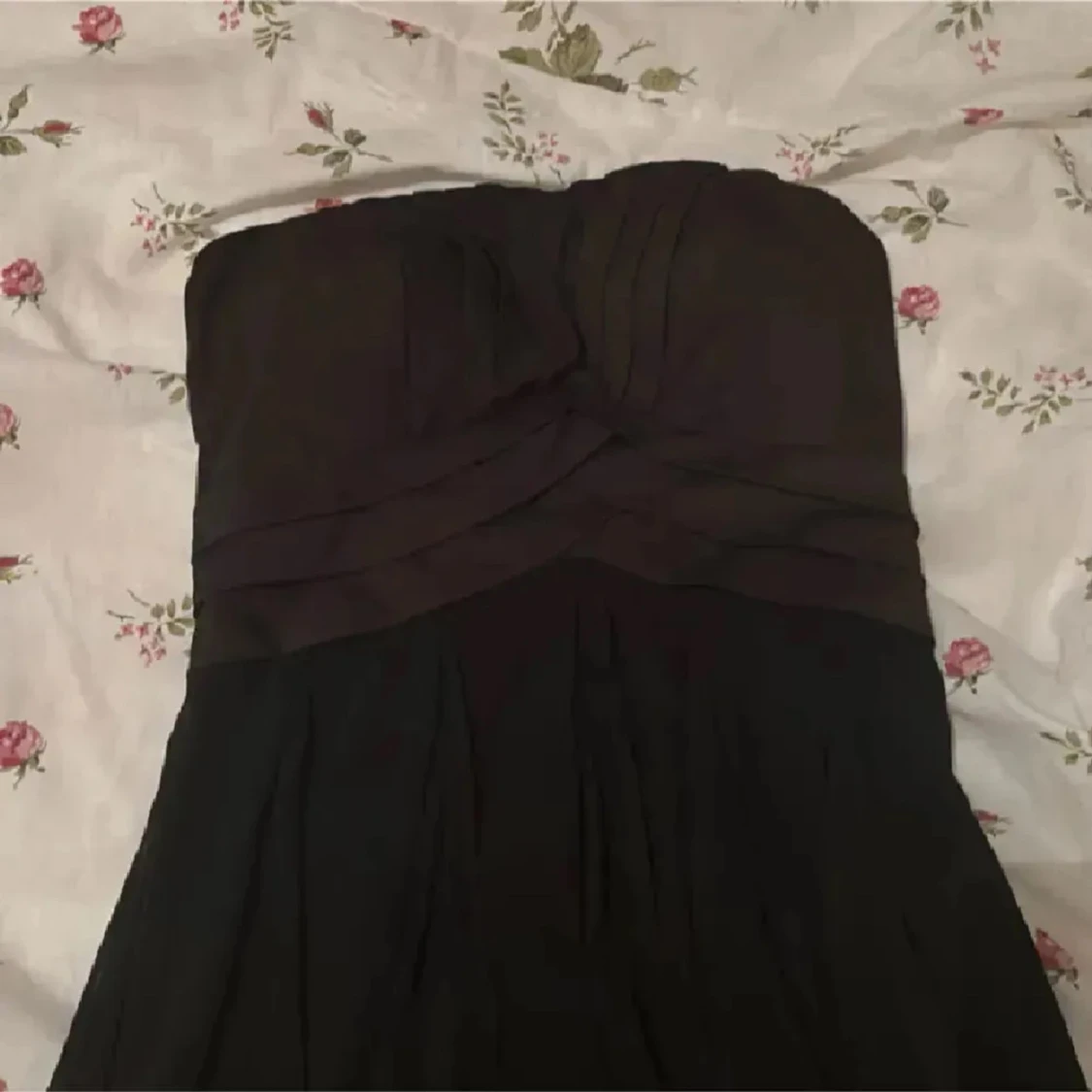 Svart axelbandslös klänning - 1