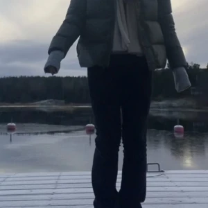 Grön pufferjacka från Ella&il - Snygg grön pufferjacka från Ella&il med hög krage och knappar framtill. Jackan är quiltad och har lång ärm, perfekt för kyliga dagar. Enkel och stilren design som passar till många outfits.