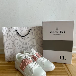 Rosa valentino sneakers - Säljer mina rosa helt oanvända valentino Garavani sneakers då dem ej kommit till användning, nypris 6000-7000💗