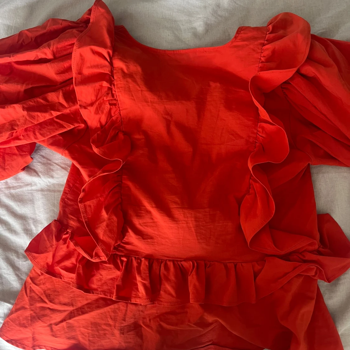 Röd blus med volanger från ellos. - 4