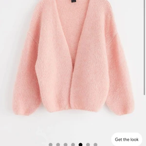 Rosa kofta - Säljer min populära kofta från lindex som är helt slutsåld online och i butik, storlek M/L men passar mig perfekt som vanligtvis har S. Lite nopprig men inget man tänker på alls. Skriv om du vill köpa den, då jag har många intresserade💕💕💕💕