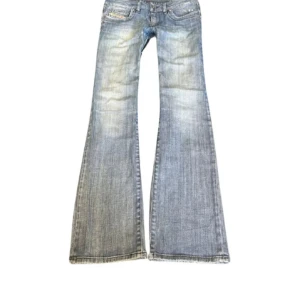 Blå bootcut jeans från diesel - Säljer ett par blå lågmidjade jeans från diesel som är köpta här på Plick för 490, men när de kom passade de tyvärr inte, så därför säljer jag dom!! Hör av dig bara om  fler bilder osv om intresse❣️(har inte använt dom) Midjemått 38 cm Innebenslängd 82❣️❣️ 