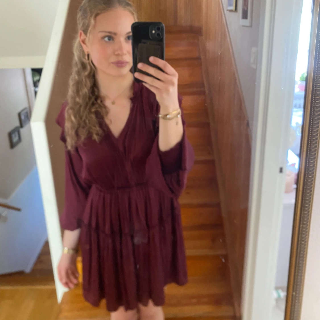 Vinröd klänning med volangdetaljer - 1