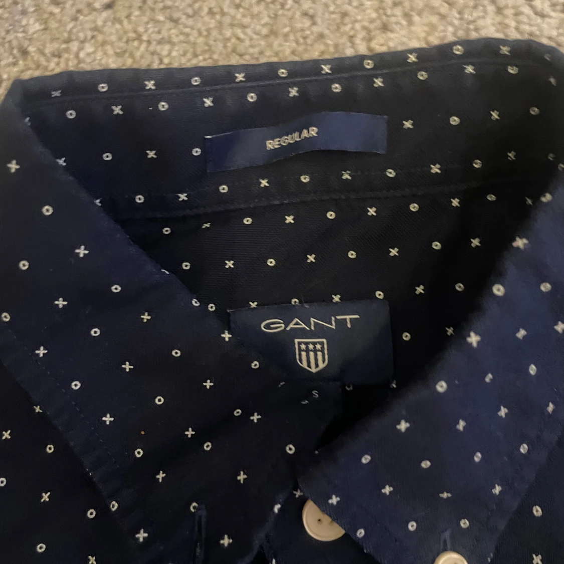 Mörkblå prickig skjorta från GANT - 1